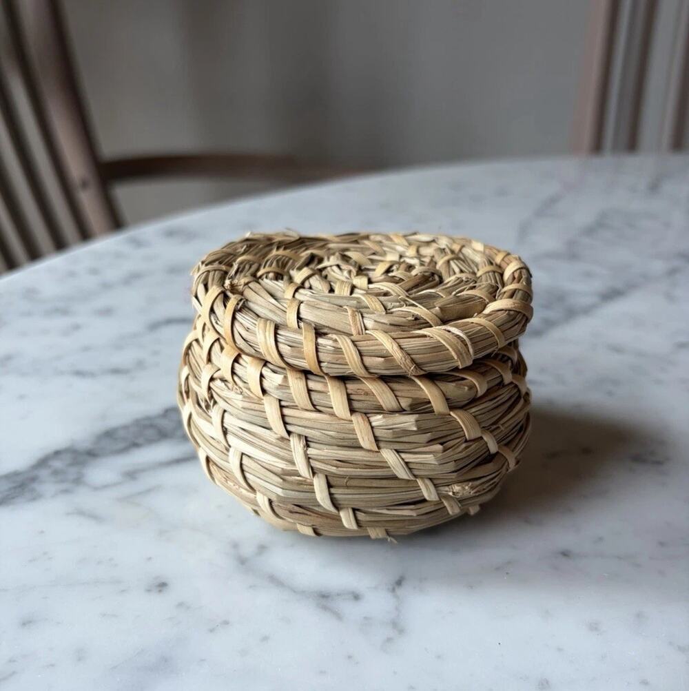 Small Round Beige Small Wicker Decorative Basket with Lid Indoor Free Standing